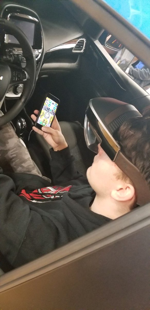 PEERSFdn's tweet photo. Distracted driving is the number one cause of death for teenagers, with 11 deaths daily. We continue our partnership with @GM to educate students at #FairviewHighSchool in Ohio and end this epidemic with #ARDDES. https://t.co/dIfJy5KjP0
