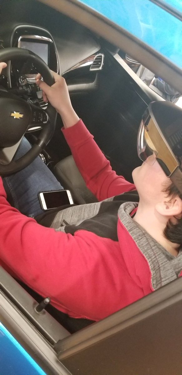 PEERSFdn's tweet photo. Distracted driving is the number one cause of death for teenagers, with 11 deaths daily. We continue our partnership with @GM to educate students at #FairviewHighSchool in Ohio and end this epidemic with #ARDDES. https://t.co/dIfJy5KjP0