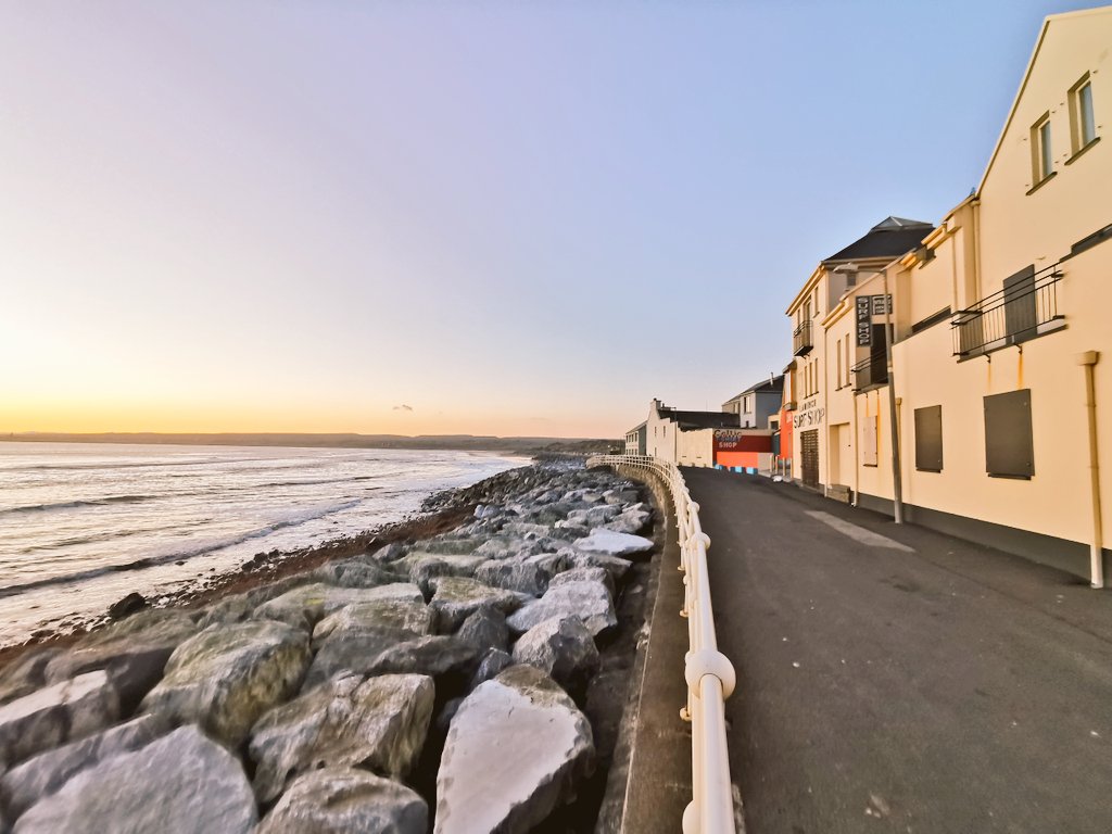 patrickodwyer3's tweet photo. Not a storm insight #lahinch #wildatlanticway #sunset https://t.co/71PiMPNAJD