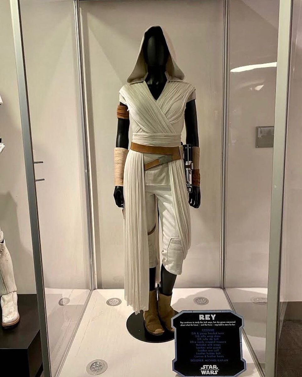 PhilSzostak's tweet image. “Kicking off our Women’s History Month celebrations with a couple costume display changes! Check out Rey and Leia’s costumes from #TheRiseOfSkywalker!” - #Lucasfilm Instagram
#WomensHistoryMonth #StarWars 
instagram.com/p/B9QLJh4gmEN/