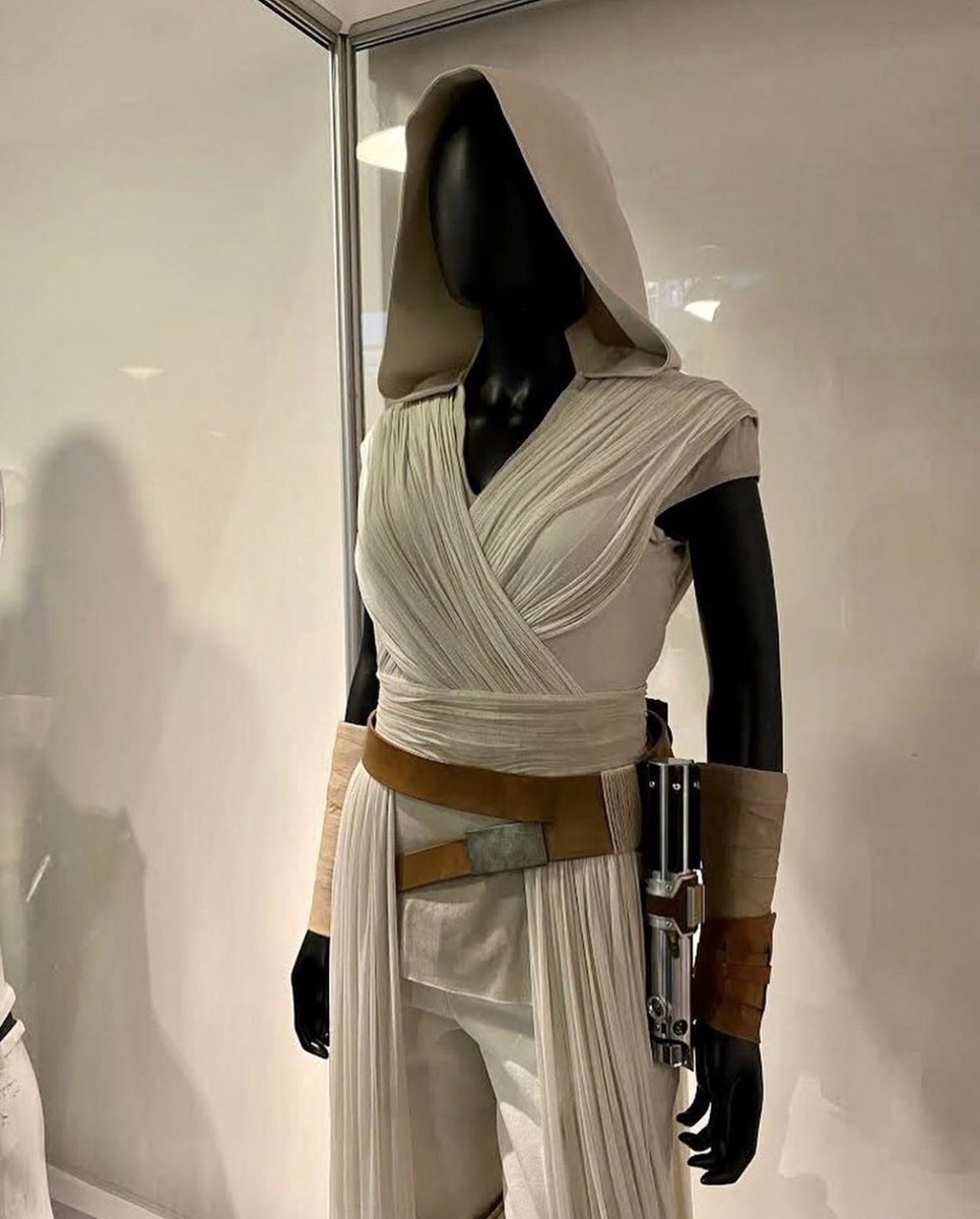 PhilSzostak's tweet image. “Kicking off our Women’s History Month celebrations with a couple costume display changes! Check out Rey and Leia’s costumes from #TheRiseOfSkywalker!” - #Lucasfilm Instagram
#WomensHistoryMonth #StarWars 
instagram.com/p/B9QLJh4gmEN/