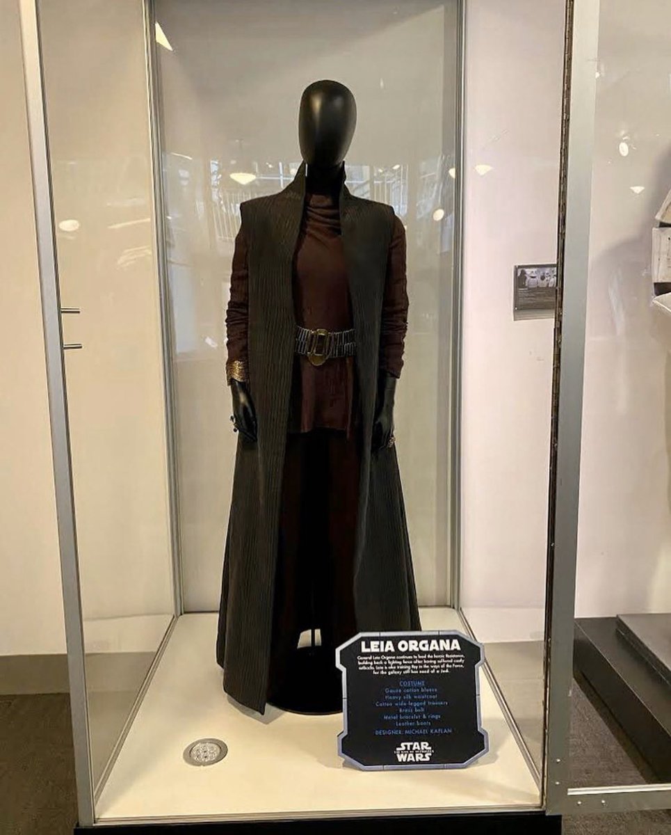 PhilSzostak's tweet image. “Kicking off our Women’s History Month celebrations with a couple costume display changes! Check out Rey and Leia’s costumes from #TheRiseOfSkywalker!” - #Lucasfilm Instagram
#WomensHistoryMonth #StarWars 
instagram.com/p/B9QLJh4gmEN/