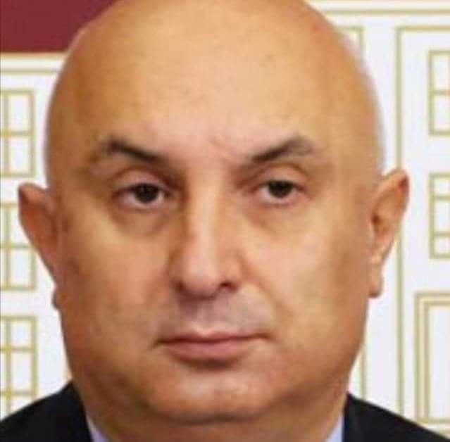 Mıgırdıç'ı sever de Osman'ı sevmez zındık, 
İti-domuzu sever, insanı sevmez zındık, 
İster ki diz üstüne çökertilsin Türkiye, 
Ekmeğini yer amma vatanı sevmez zındık.

#HainsinEnginÖzkoç