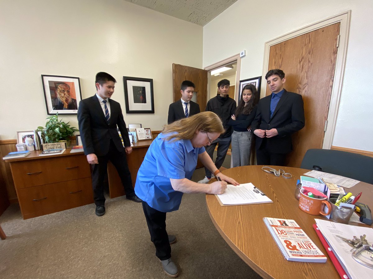 hps_hhspride's tweet photo. Hicksville High School Student Government, official slate of officers.  #hhspride #itsofficial #seeyouatthedance #promisedance https://t.co/sQ9UWASDeV