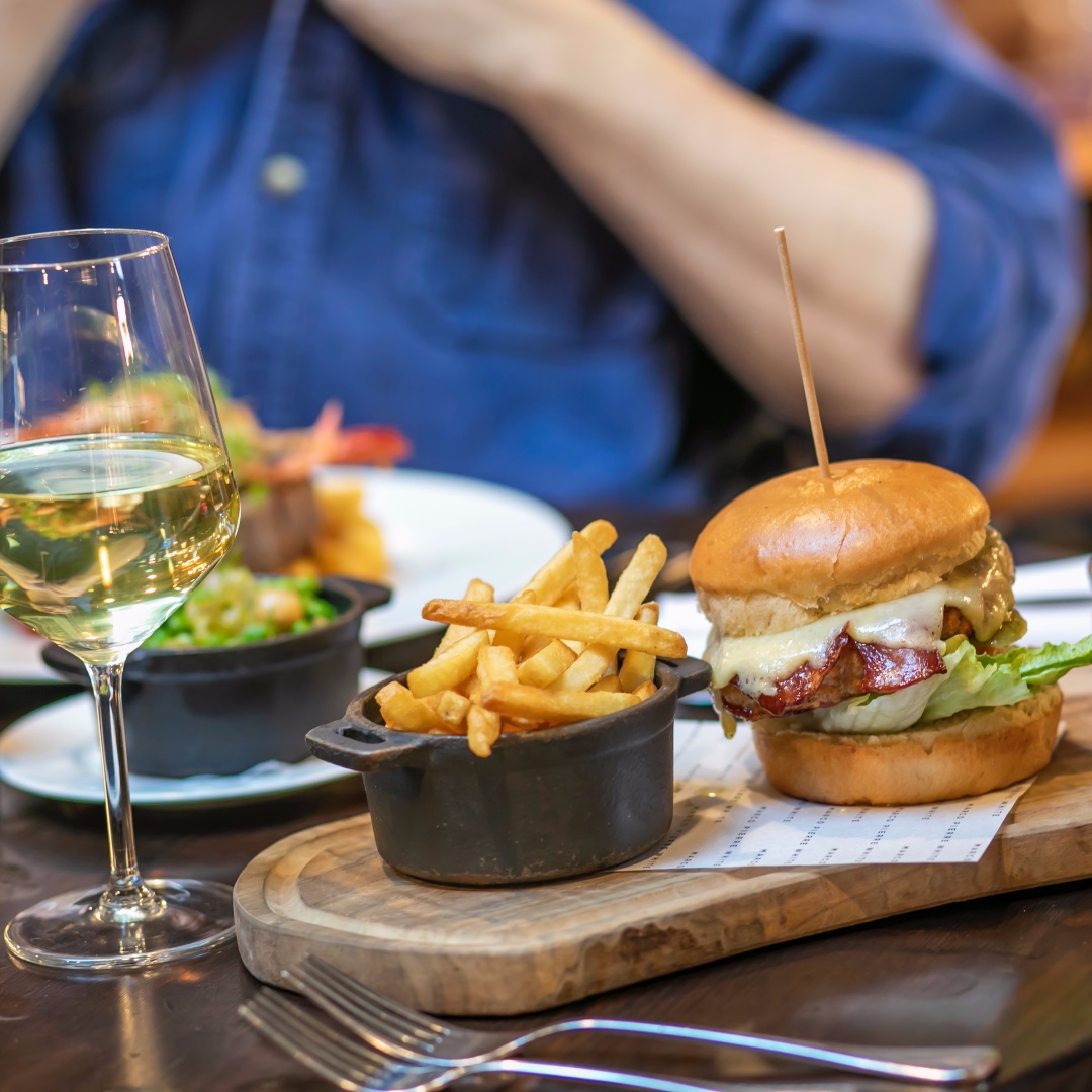 ChopWhitechapel's tweet photo. Our Hen burger comes with melted Monteray Jack cheese, crispy turkey rashers, sweet pickled cucumber, lettuce &amp; tomato and is just one of a variety of mouth watering burgers we have available.....
TAG a burger lover who needs to come and try them! 👇 https://t.co/rLYmn2PUQa