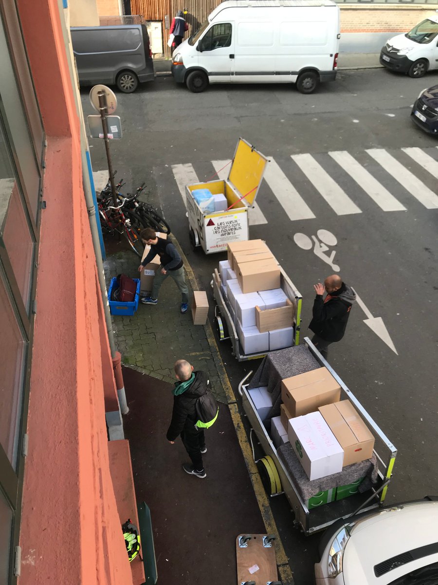 cartonpleinasso's tweet photo. Oui, le déménagement à vélo ça existe M. Pujadas ;)  
#LaGrandeConfrontationParis 
On fait coucou aux @lesboitesavelo par la même occasion ! https://t.co/yHhbzjuzmZ