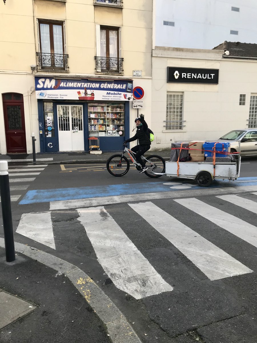 cartonpleinasso's tweet photo. Oui, le déménagement à vélo ça existe M. Pujadas ;)  
#LaGrandeConfrontationParis 
On fait coucou aux @lesboitesavelo par la même occasion ! https://t.co/yHhbzjuzmZ