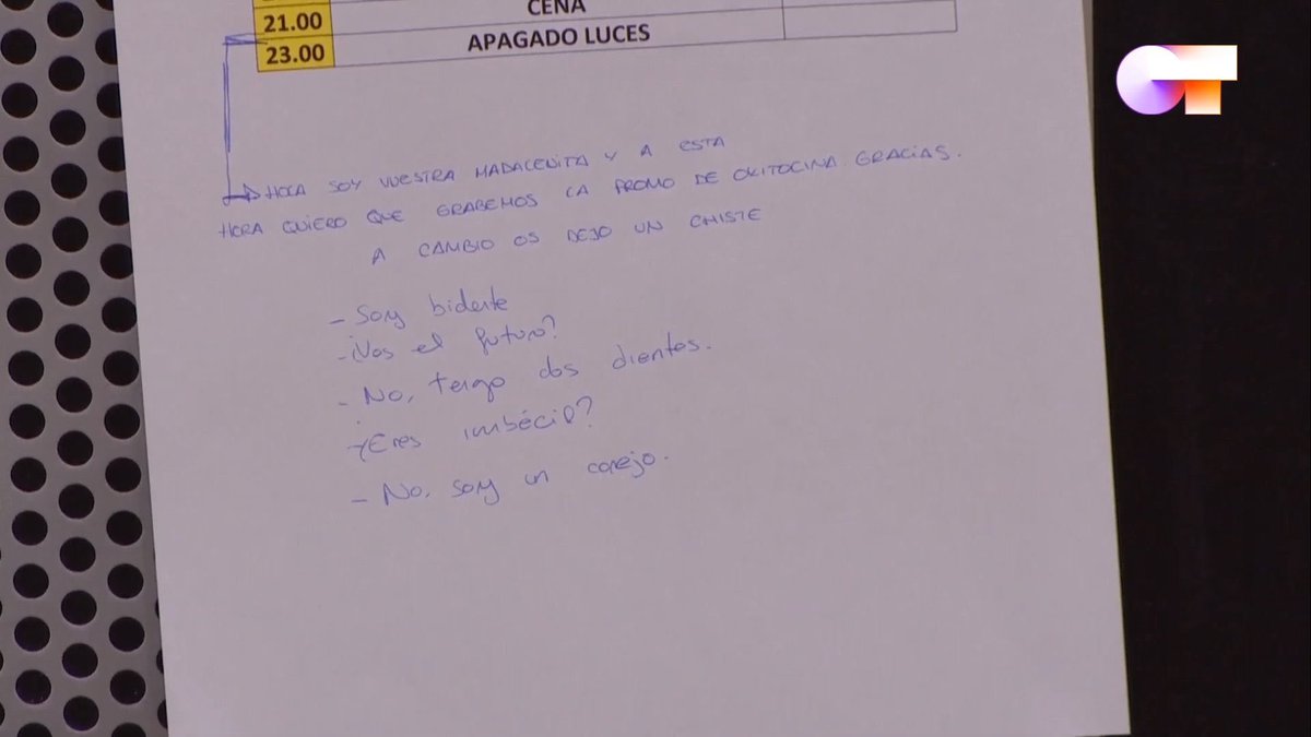 ChicoSobresalto's tweet photo. atentos a lo que ha escrito mai en el tablero de horarios JAJAJAJAJAJAJJAJAJAJA #OTDirecto4M https://t.co/5Opq3sKR4H