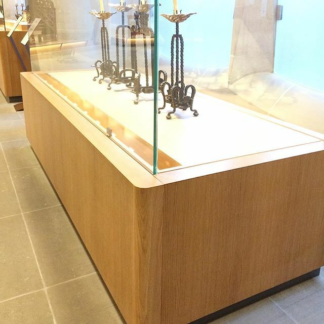 MadeBernauer's tweet photo. Nossa sugestão: lâmina natural de Carvalho. O equilíbrio que proporcionou neste expositor é notável. Agradável, limpo e contemporâneo, sem roubar cena. A tonalidade neutra, a qualidade e regularidade dos veios que só nossa qualidade oferece permite resul… https://t.co/l2HtWKDmL9 https://t.co/BQO26t6Szx