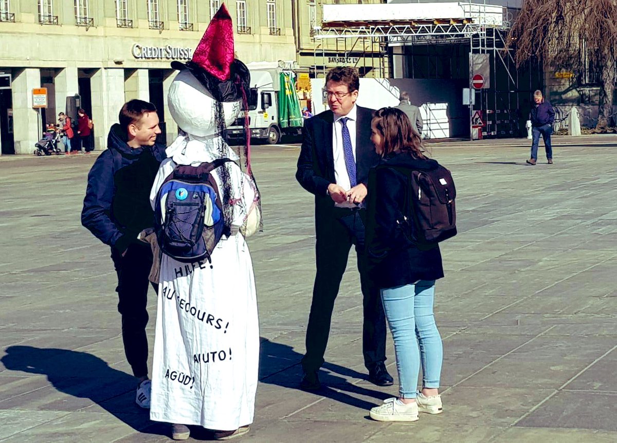 ElternK's tweet photo. Heute gab es in Bern Eltern-Proteste im kleinen Rahmen: Schneefrau Jeannine trifft den Erdöllobbyisten Rösti. Vera fordert, dass die Zukunft der Schneemenschen nicht wegschmelzen soll. https://t.co/LCKETYPu4u