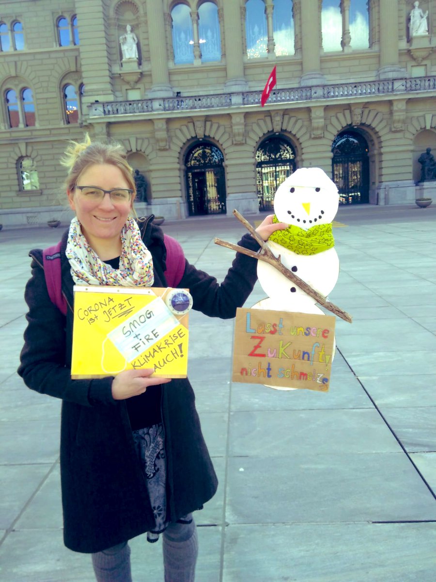 ElternK's tweet photo. Heute gab es in Bern Eltern-Proteste im kleinen Rahmen: Schneefrau Jeannine trifft den Erdöllobbyisten Rösti. Vera fordert, dass die Zukunft der Schneemenschen nicht wegschmelzen soll. https://t.co/LCKETYPu4u