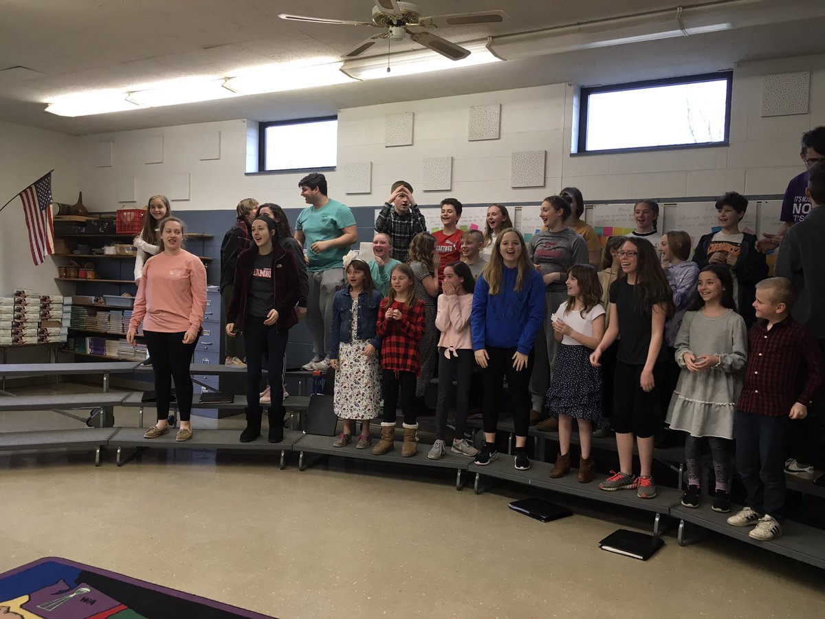 OAElemMusic's tweet photo. Thank you to Mrs. Burrell and the students from OFA who came to sing with the AES Choristers today! @OAChoirsBurrell @OAUpdate https://t.co/ASqxc2i2Gy