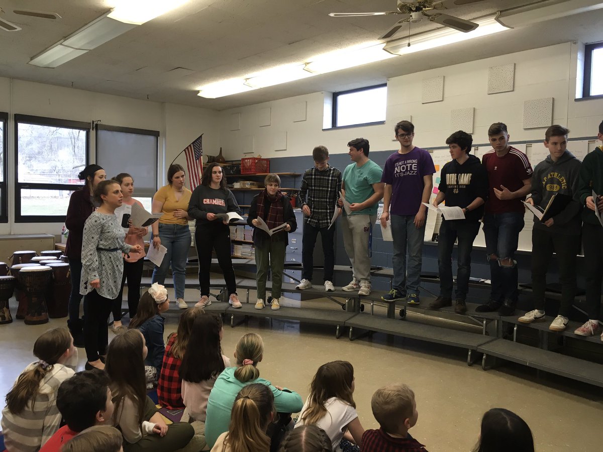 OAElemMusic's tweet photo. Thank you to Mrs. Burrell and the students from OFA who came to sing with the AES Choristers today! @OAChoirsBurrell @OAUpdate https://t.co/ASqxc2i2Gy