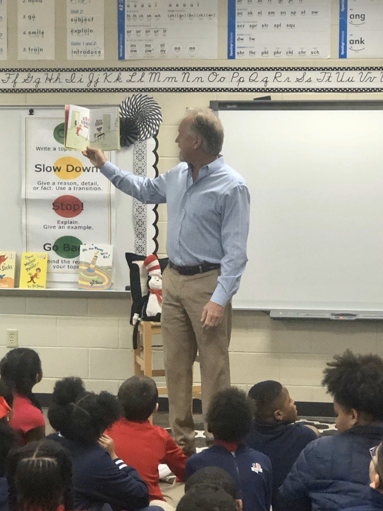 HCGCmagnet's tweet photo. Fourth graders celebrated crazy hair/inside out day with special guest, Dr. Fenter, reading Wacky Wednesday to them.💙📚🌎❤️ https://t.co/sSochHZDlO