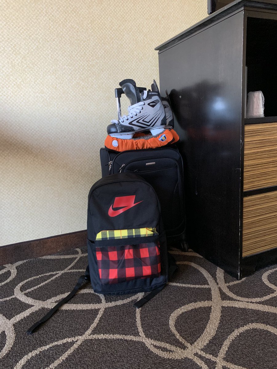 GoHereStayHere's tweet photo. All the essentials for a trip to #Canada 🇨🇦 #GoHere #StayHere @HolidayInn @HolidayInnNewrk I stay at this Hotel every time I fly out of @EWRairport early in the morning! https://t.co/nhKnjx8ki3