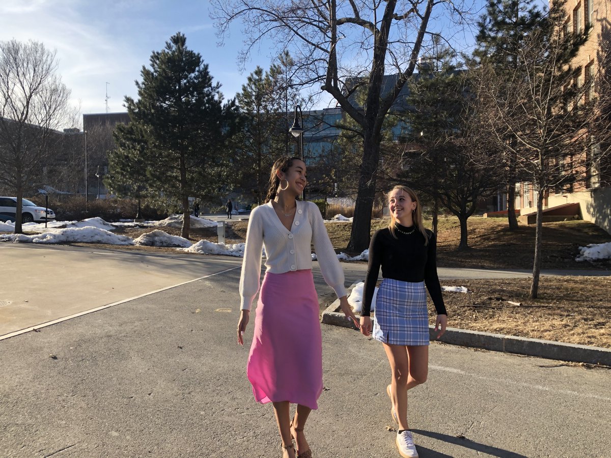 .@Journalism_UNH Students at the University of New Hampshire discuss what they prioritize when choosing what to wear on campus. #UNH #CollegeFashion 
alexagagnelifestyle.fashion.blog/2020/02/26/wha…