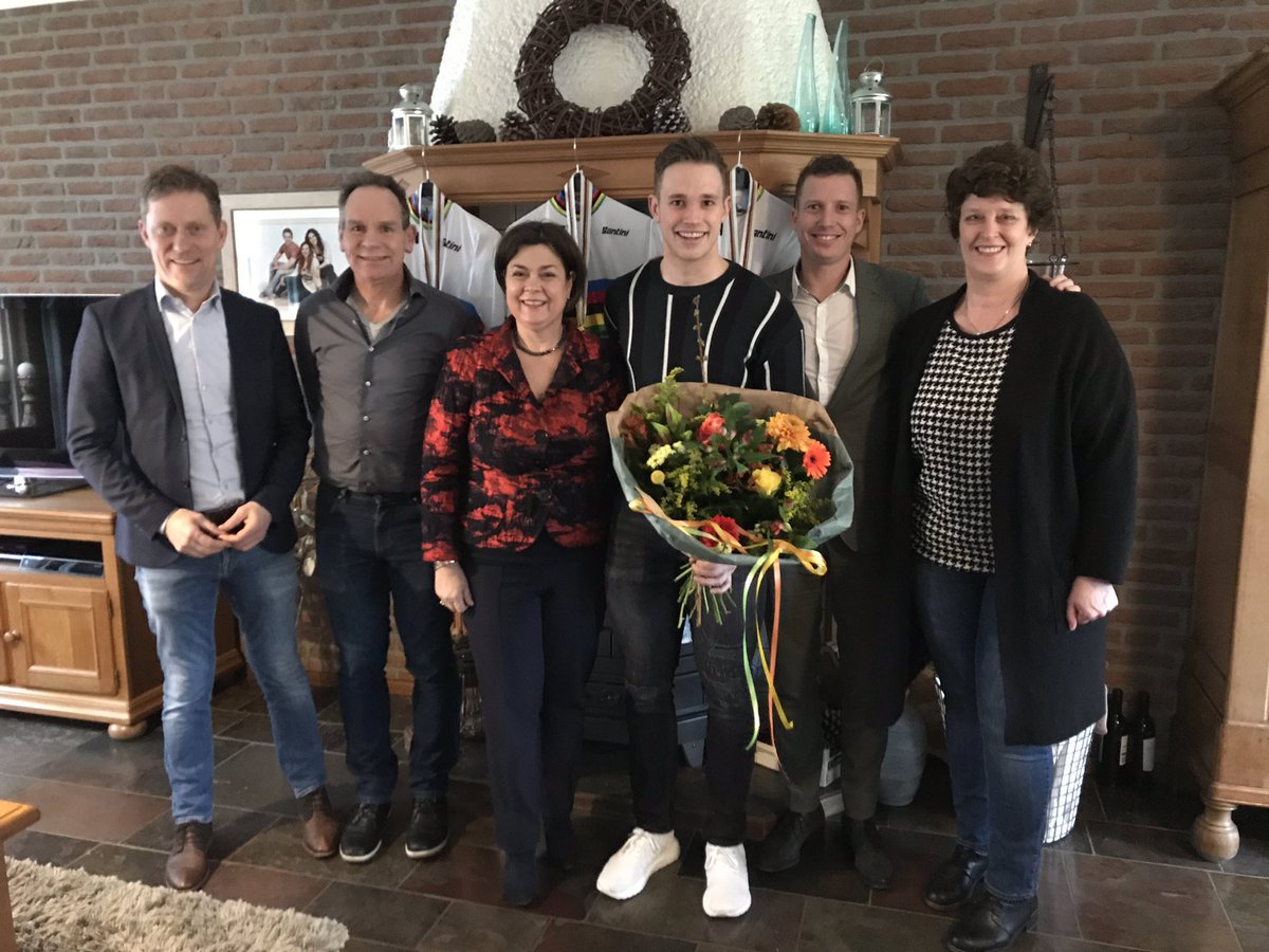 Arinda_C's tweet photo. @bergeijkgem Vandaag met wethouders Mathijs Kuijken en Stef Luijten onze Hattrick Harrie Lavreysen wezen feliciteren. 🥇🥇🥇Wat een held! Uiteraard betrekken we daar ook zijn ouders en vriendin Noortje bij! https://t.co/IjoWEXpzaI