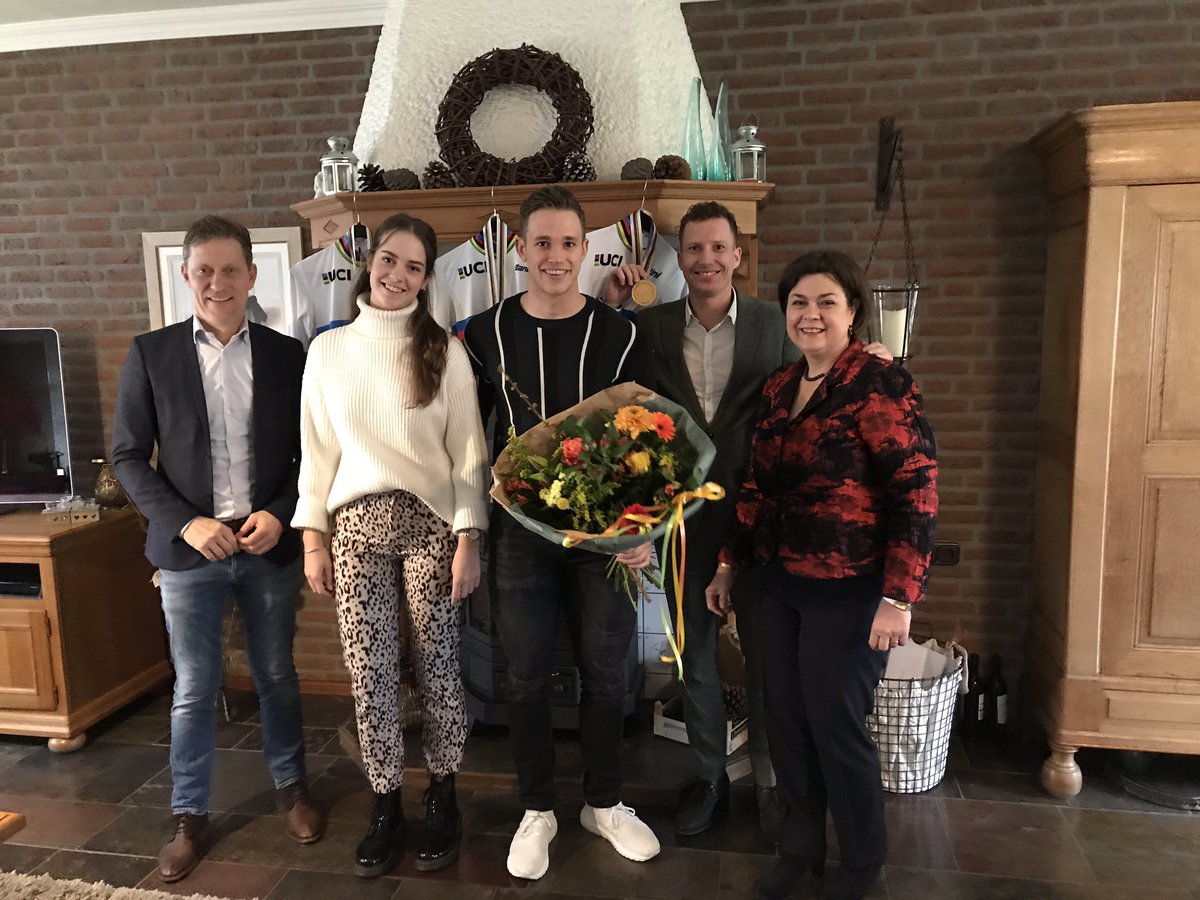 Arinda_C's tweet photo. @bergeijkgem Vandaag met wethouders Mathijs Kuijken en Stef Luijten onze Hattrick Harrie Lavreysen wezen feliciteren. 🥇🥇🥇Wat een held! Uiteraard betrekken we daar ook zijn ouders en vriendin Noortje bij! https://t.co/IjoWEXpzaI