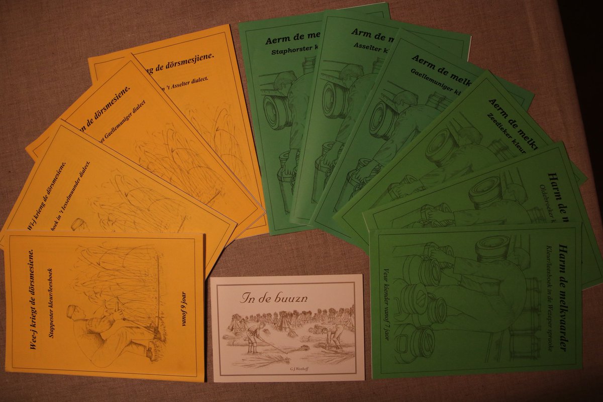 Kinderboeken in dialecten van #Genemuiden, #Hasselt, #Staphorst, #Kamperzeedijk, #IJsselmuiden, #Wezep, #Oldebroek, 
Onderwerpen: #Biezensnijden, vlechten en matten. #melken en #melkbussen. #roggemaaien, #dorsmachine, 
5,- per stuk. Excl. Verzendkosten. #dialect, #dialectmaand.