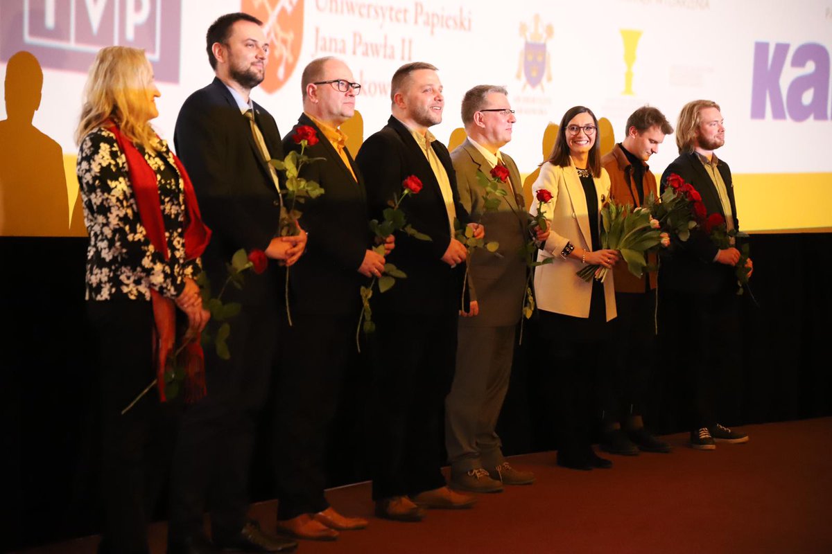 ArchKrakowska's tweet photo. Dziś w Kinie Kijów odbył się  premierowy pokaz filmu dokumentalnego o św. Janie Pawle II „Lubię patrzeć jak wschodzi słońce” w reżyserii @Guzik_Paulina 

Prowadzenie: @KZiemiec 
Koprodukcja: @TVP i @UPJP2 
Patronat: @ArchKrakowska 
Partner: @idmjp2 

➡️https://t.co/eGKHCNyunP https://t.co/CWuI7z39zl
