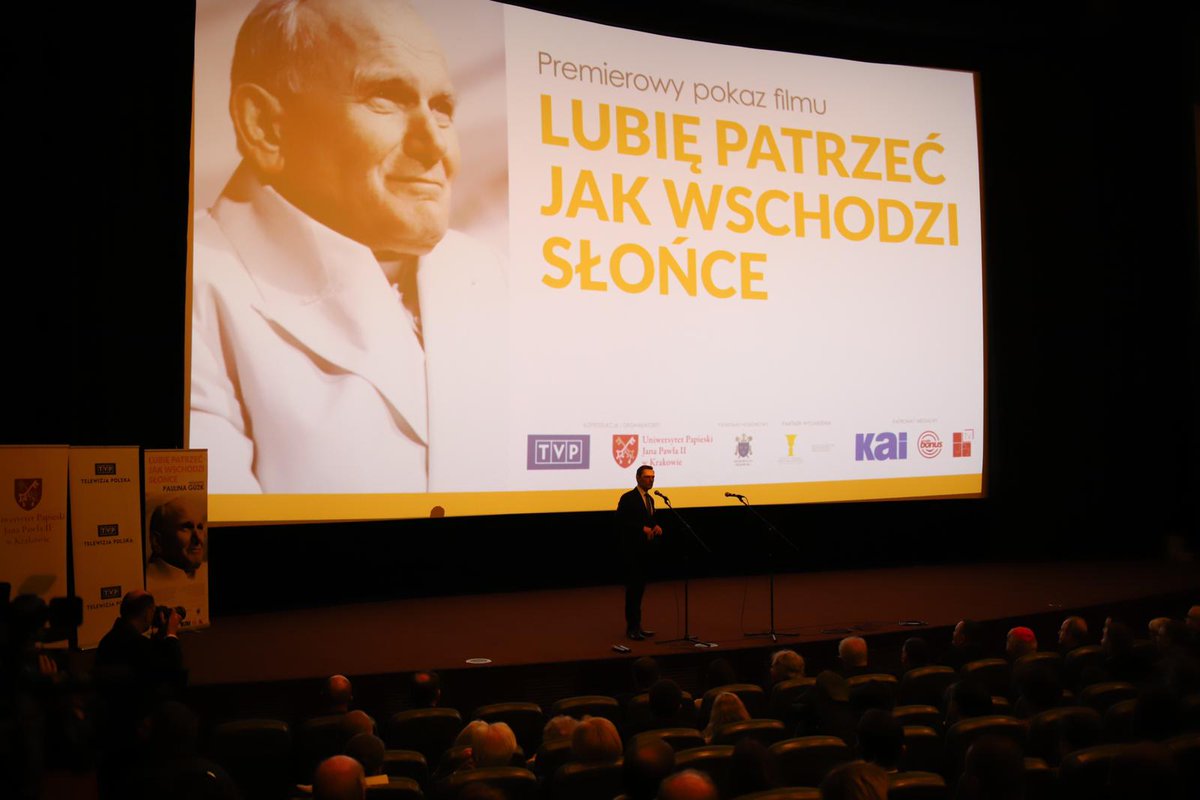 ArchKrakowska's tweet photo. Dziś w Kinie Kijów odbył się  premierowy pokaz filmu dokumentalnego o św. Janie Pawle II „Lubię patrzeć jak wschodzi słońce” w reżyserii @Guzik_Paulina 

Prowadzenie: @KZiemiec 
Koprodukcja: @TVP i @UPJP2 
Patronat: @ArchKrakowska 
Partner: @idmjp2 

➡️https://t.co/eGKHCNyunP https://t.co/CWuI7z39zl