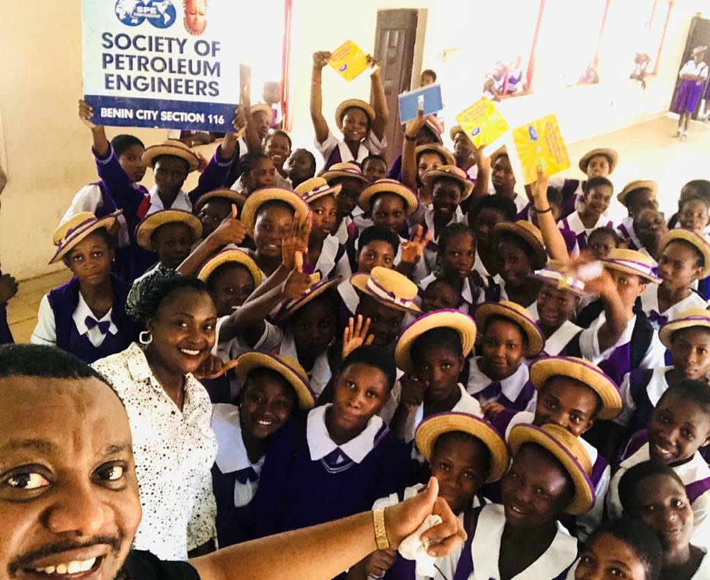 SPEBenin's tweet photo. Energy4me at Oredo Girls Secondary School Benin-City, Edo-State, Nigeria.
#spebenin #SPENigeria #speinternational #SPETrulyCares #SPECares #SPE #energy4me https://t.co/lt9g8KHRp6