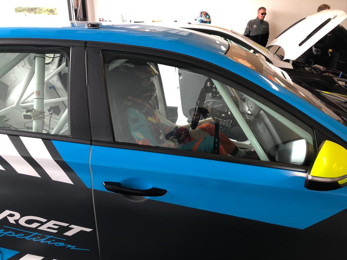 Corazondef1's tweet photo. 🔴MANU SAPAG 🇦🇷PROBÓ EN PAUL RICARD 🇨🇵
@TCR_Series #TCEurope
@manuelsapag giró 70 vueltas con el Hyundai I30n del equipo @TeamTarget . Por la mañana adaptacion al auto y la pista por la tarde simulaciones de carrera y clasificación .
Muy conformes . Sigue mañana . https://t.co/gZ16Dsw4el