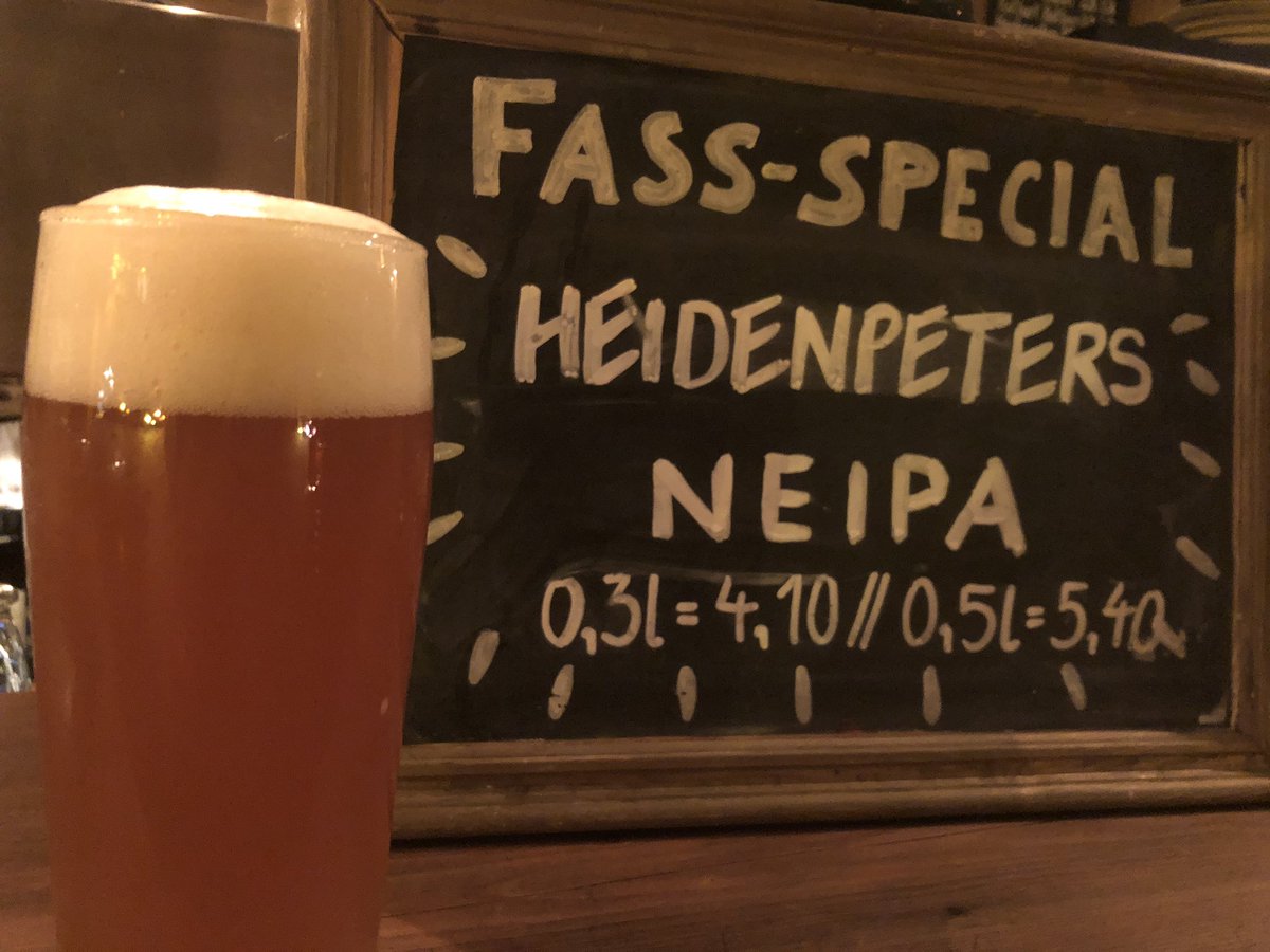gummibierchen's tweet photo. #NeulichinNeukölln im #Rotbart mit dem #Neipa @Heidenpeters! Megahopfig,megafruchtig,megasüffig &amp; megageil🙃Cremig weich, kaum Hopfenbitterkeit, ausgewogenes HopfenMalzverhältnis, #ichkommenichtausdemstaunenheraus 🍺#germanbeer #deutschesbier #Heidenpeters #bierzeit #biergenuss https://t.co/DTCv1S2Ax6