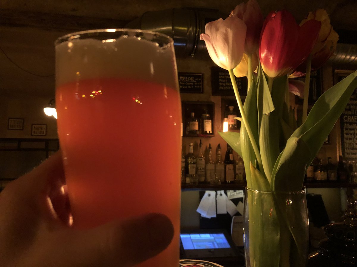gummibierchen's tweet photo. #NeulichinNeukölln im #Rotbart mit dem #Neipa @Heidenpeters! Megahopfig,megafruchtig,megasüffig &amp; megageil🙃Cremig weich, kaum Hopfenbitterkeit, ausgewogenes HopfenMalzverhältnis, #ichkommenichtausdemstaunenheraus 🍺#germanbeer #deutschesbier #Heidenpeters #bierzeit #biergenuss https://t.co/DTCv1S2Ax6