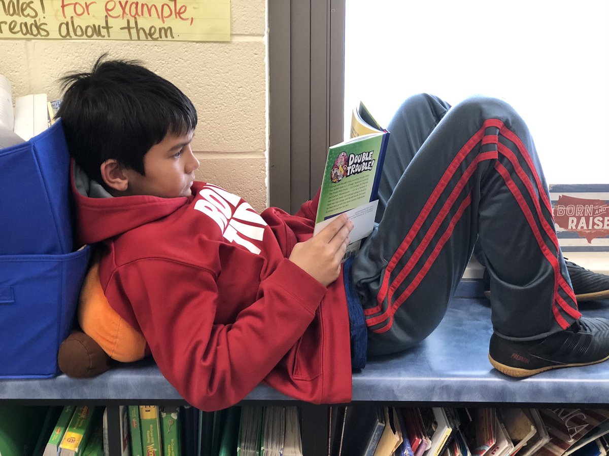 AlysonDurrett's tweet photo. Students enjoy reading around the room! @columbiaeschool #gofourthCES #cesastros https://t.co/jB51NfXaSk
