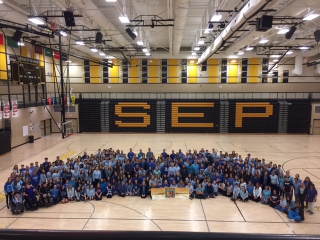 SEPSchools's tweet photo. Today is National Spread the Word: Inclusion Day.
The Southeast Polk Best Buddies Chapter asked high school students & staff to wear blue to show their support of Inclusion! #sepolk #SEPProud https://t.co/IZ6VN36I4M