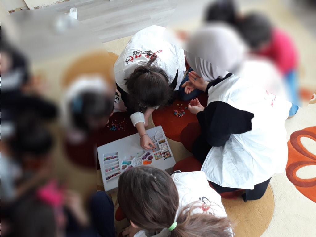 duzcegencyyd's tweet photo. Sevgi evi ziyaretlerimizin bir yenisini daha gerçekleştirdik.🌸Minik arkadaşlarımızı ağız-diş sağlığı ve hijyen kuralları hakkında bilgilendirdik.Sonrasında oyunlar oynayıp miniklerle beraber hatıra bileklikler yaptık.🤩 https://t.co/tFupVtnTI3