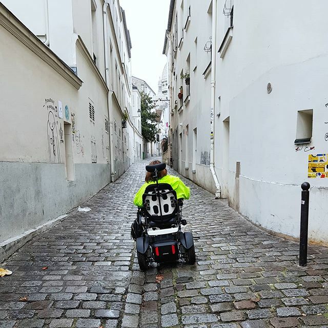 Ostatni dzień w Paryżu, ale mam jeszcze dużo zdjęć, więc spokojnie. Z tęsknotą będę wspominać te wąskie, nieklasycznie piękne uliczki. Sporo z Was pyta mnie o dostępność Paryża dla osób na wózkach, zatem podsumuję ją w kilku krótkich punktach.
1. Dojazd … ift.tt/2IkF2Zf