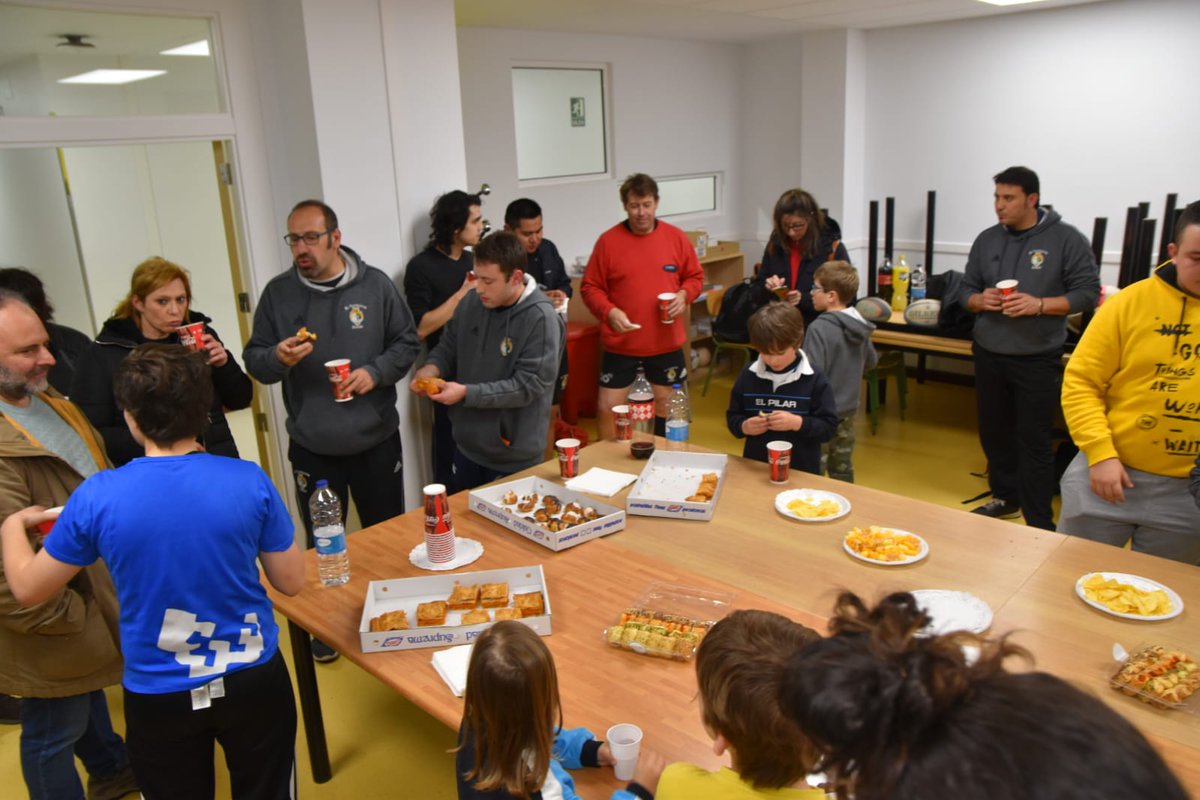 Chami_Rugby's tweet photo. Como es tradición en nuestro deporte 🏉, cerramos la jornada de entrenamiento de #Cetransa El Salvador #RugbyInclusivo y @PlenaCyL con un delicioso 3er tiempo 🥪🥂, cortesía de la APA de @ElPilarVa
¡Muchas gracias por todo!
💪#ElValorDeSerChamizo
🏆#IMART2020
✌️#BetterTogether https://t.co/NbngX6Fhtm