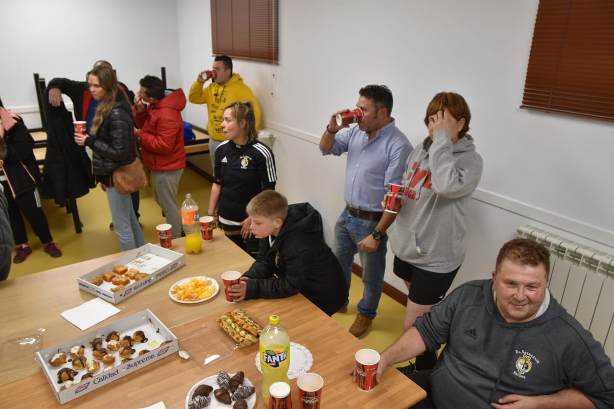 Chami_Rugby's tweet photo. Como es tradición en nuestro deporte 🏉, cerramos la jornada de entrenamiento de #Cetransa El Salvador #RugbyInclusivo y @PlenaCyL con un delicioso 3er tiempo 🥪🥂, cortesía de la APA de @ElPilarVa
¡Muchas gracias por todo!
💪#ElValorDeSerChamizo
🏆#IMART2020
✌️#BetterTogether https://t.co/NbngX6Fhtm