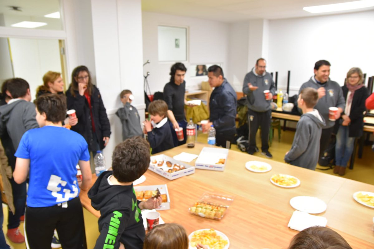Chami_Rugby's tweet photo. Como es tradición en nuestro deporte 🏉, cerramos la jornada de entrenamiento de #Cetransa El Salvador #RugbyInclusivo y @PlenaCyL con un delicioso 3er tiempo 🥪🥂, cortesía de la APA de @ElPilarVa
¡Muchas gracias por todo!
💪#ElValorDeSerChamizo
🏆#IMART2020
✌️#BetterTogether https://t.co/NbngX6Fhtm