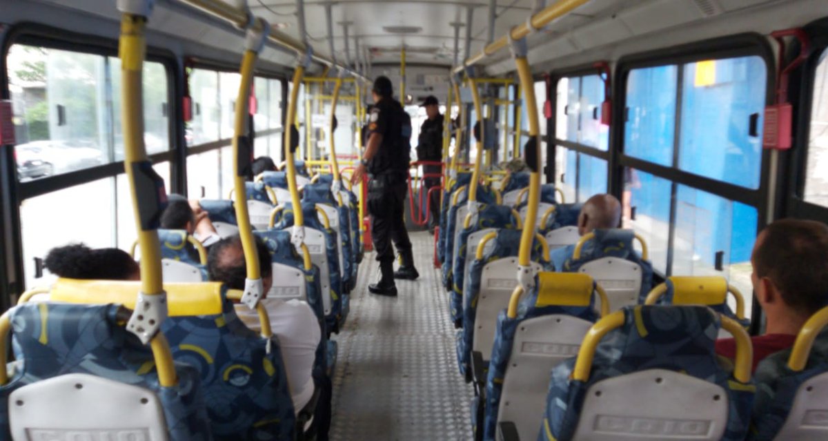 PMERJ's tweet photo. Siga bem com a #PolíciaMilitar🚌
Já tem muita gente voltando para casa após um dia intenso de trabalho na capital. 
Para garantir um #PercursoSeguro, nossos policiais militares do #GPTOU intensificaram o patrulhamento, visando coibir a ação de criminosos no interior de coletivos. https://t.co/keVySRB9es