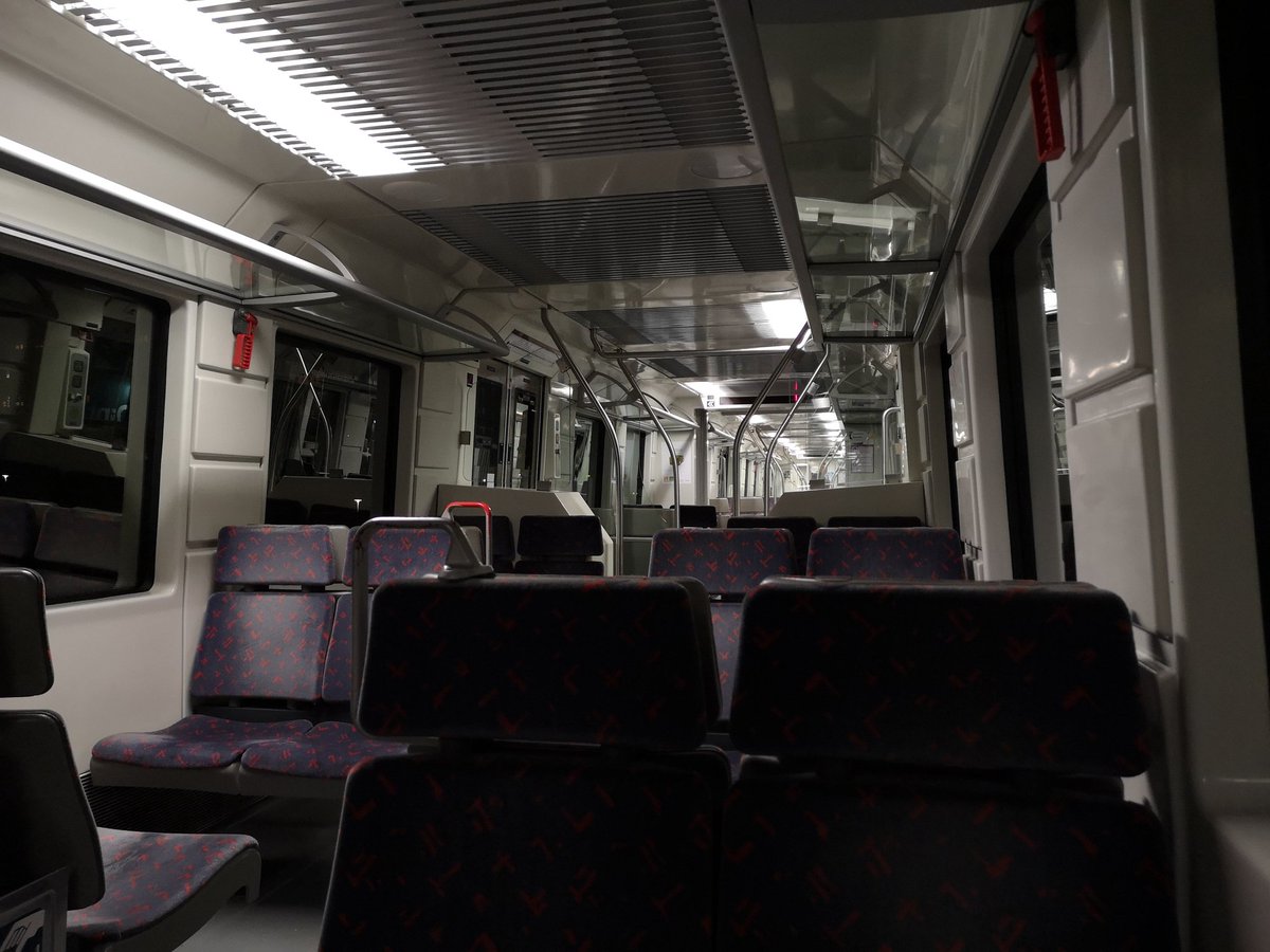 Observa44052124's tweet photo. Tren #Feve parado en Adarzo por avería de otro tren en Cazoña. Llevamos varios minutos parados, el conductor nos está informando que vamos en socorro del otro tren. Viajar en #cercanias de Cantabria es una aventura. #SOStrenCant https://t.co/4KD8ITghWk