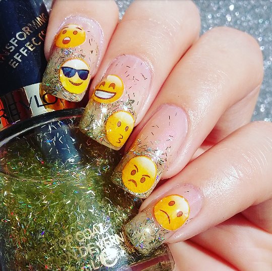 dolce_ca's tweet photo. @revlon "Golden confetti" Transforming effects 💅 @REVLONMexico #revlon #revlonmx #nails #emojis 😎😁😲😦😠😗 #uñas #revlonnails 💅 @RevlonUK https://t.co/r2a3BTh5vg