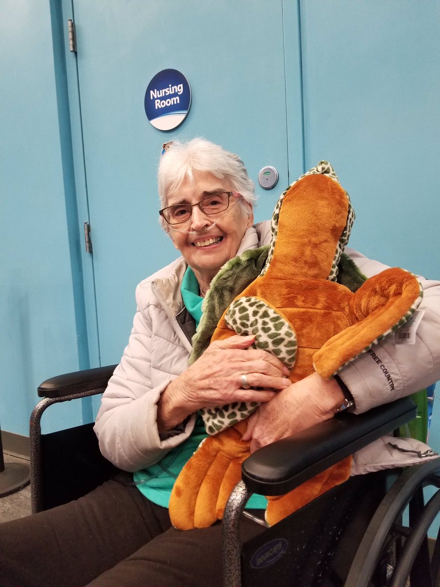 TheGlen_Ohio's tweet photo. Betty has always loved fishing and sea animals and her dream was to go to the famous Newport Aquarium. Today we made that dream happen! #LiveaDream @TrilogyLiving @vrleemaster https://t.co/YVPNHHk6Lo