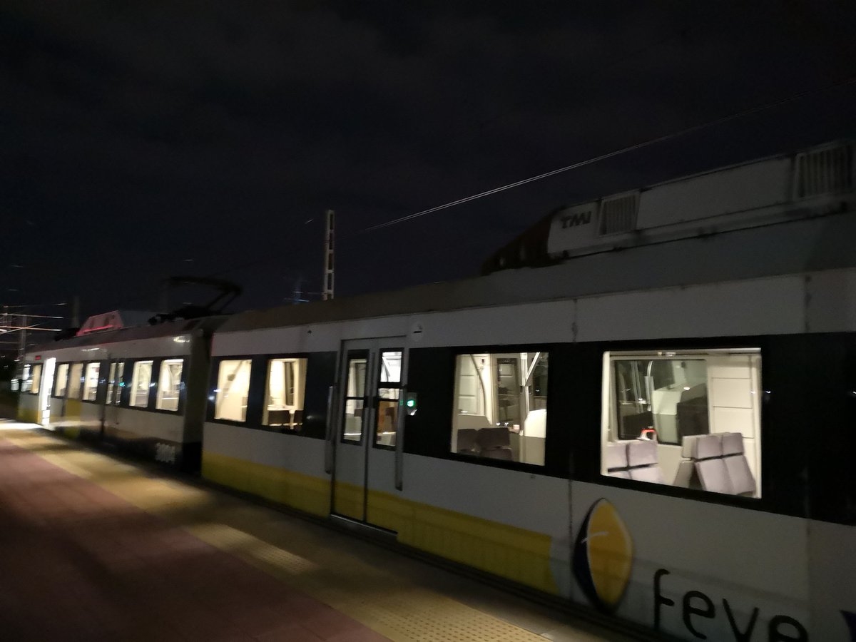 Observa44052124's tweet photo. Nos bajan del tren que por seguridad el rescate no se puede hacer con pasajeros. Aquí en medio de nada, en la oscuridad a esperar que venga el próximo tren. Esto es una vergüenza #cercanias #Cantabria #SOStrenCANT https://t.co/DCCIk3tMEZ