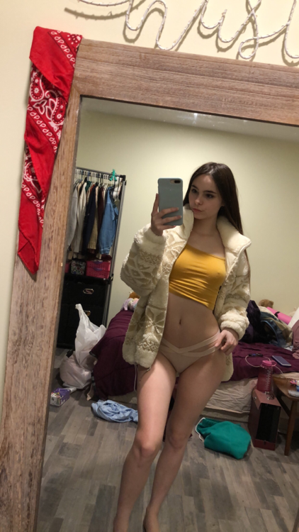 EmmaJousseaume's tweet photo. Coucou mes chéris, je recommence ! RT + FOLLOW pour avoir une nude gratuite en DM 🔞

➡️ Je vends des photos, vidéos,mon snap, sextape et réels mes tarifs sont sur mon tweet épinglé 🥰 https://t.co/ODExBtciFb