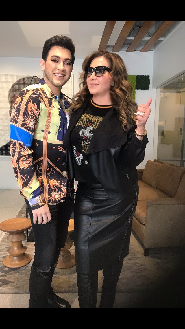 Neteandopodcast's tweet photo. Hoy nos acompaña en @alrojovivo 4pm/3c uno de los influencers más exitosos en el mundo del maquillaje @MannyMua733 💃🏻 My favorite #mexillennial #millennial 🦄 Please tune in and watch my interview with #mannymua in #alrojovivo 4pm  on @telemundo #jessicamaldonado #influencer #tv https://t.co/I0SQRRYjhH