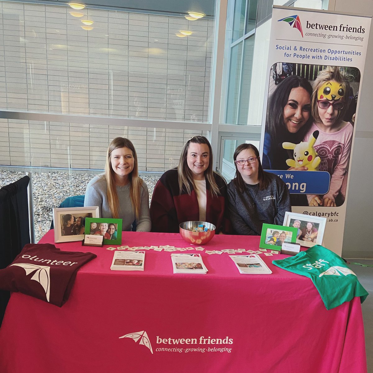 calgarybfc's tweet photo. Stop by our table at Mount Royal University to say hello to Pumpkin Pie, Dolphin, and Zippy! 👋
There are lots of employment & volunteer opportunities available for the Summer 2020. They will be at MRU until 3 PM today.
#BetweenFriendsYYC #CampBYYC #MRU #JobsYYC #Summer2020 https://t.co/XafyIZQZl3