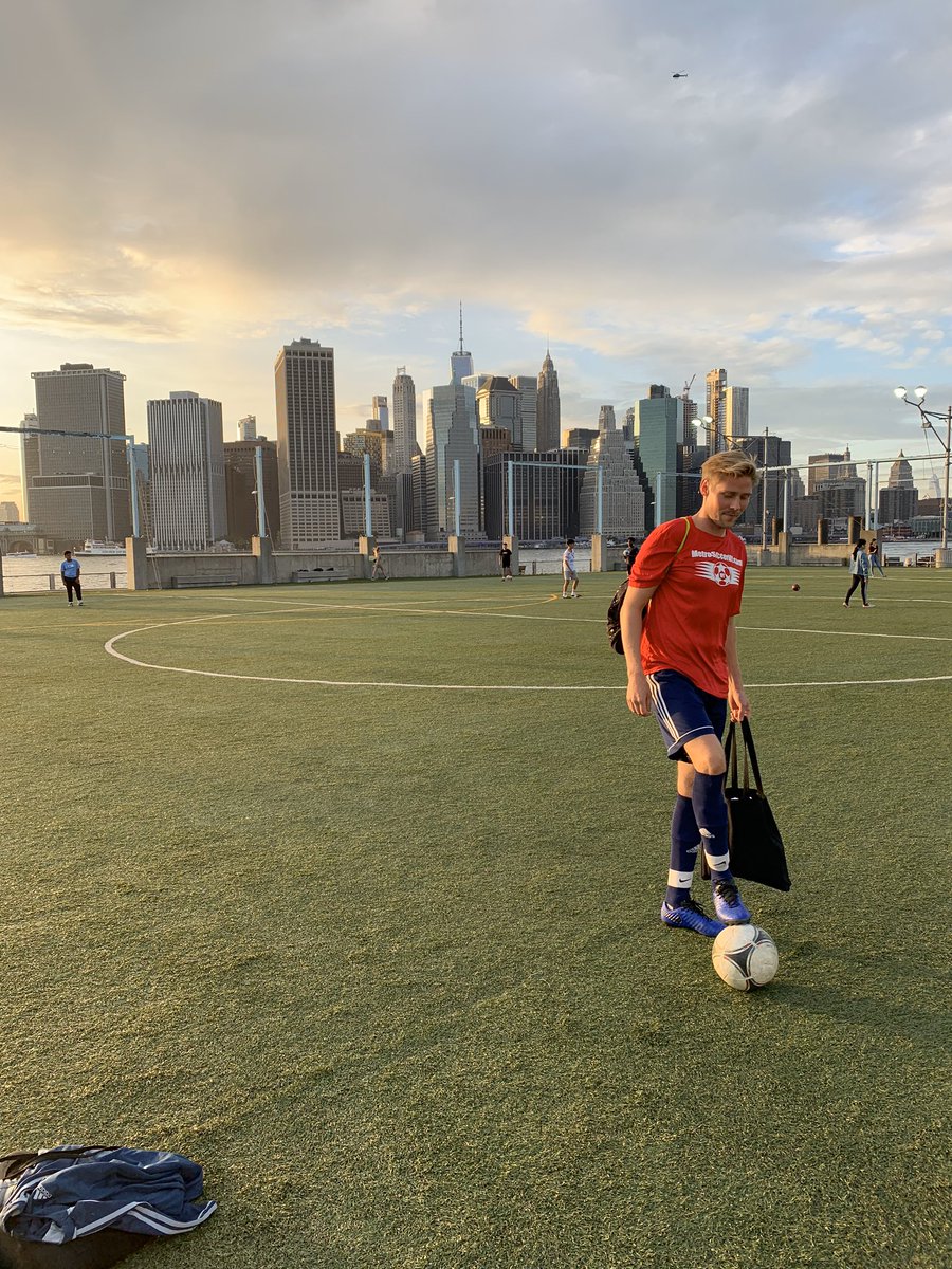 SimonRubaek93's tweet photo. Hver tirsdag aften spiller jeg på Brooklyn Pier for mit fodboldhold. Til tider glemmer jeg spillet på banen og nyder udsigten over Manhatten Skyline. Fodbold er smukt på mange måder. Let’s go! ⚽️🇺🇸 https://t.co/zUqRix8at6