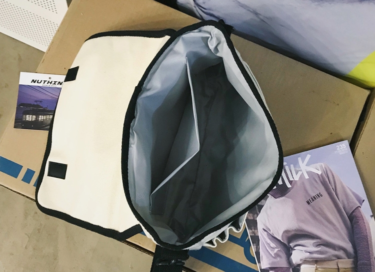 [RT이벤트/1명 추첨]

새학기 메신저백

펜, 우산, 물병, 휴대폰, 물티슈, 메모장을 넣을 수 있는 공간이 따로 있어요!
가방 내부도 두 공간으로 되어있어서, 물건이 섞이지 않아요!

당발=마감날 👉3월 11일
가격👉19600원
상세사항👉mooncombshop.blog.me
주문은 여기서👉09form.com/?pn=product.vi…