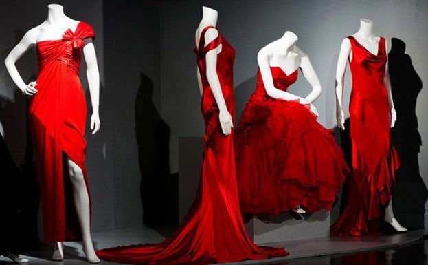 FashionTextile's tweet photo. Want to get our hands on garments by the likes of Chanel, Dior and Balenciaga?Join the Museum’s exhibitions team for this rare opportunity to view the ins and outs of couture construction, by exploring pieces from the Museum's collection: https://t.co/GWzFRBLT83 https://t.co/MUzjsbHPvS