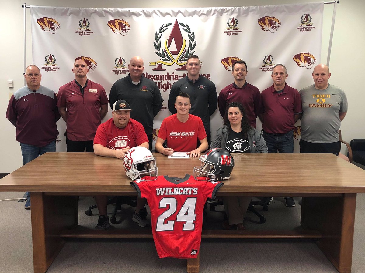 Blessed!! Looking forward to my next step in life!! 🔴⚪️⛏ Thank you to everyone who has helped shape me into the person I am today! @CoachBeyerIWU <a href="/IndWesleyan_FB/">Indiana Wesleyan FB</a> #CLIMB