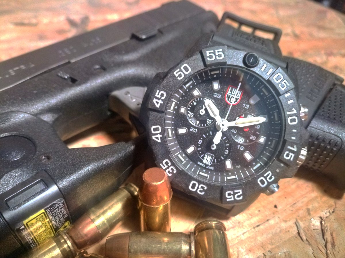 Daramandra1's tweet photo. #glock #9x21 #gun #luminox #luminoxwatch #luminoxnavyseal #carbon #carbonfiber #carbonwatch #chronograph #chrono #diver #diverwatch #navyseals #militarywatch #tacticalwatch #tactical #affordablewatches #daramandra #federicigioielleria #gallaratecity  #gallarate #varese https://t.co/t56GJcI0Bx