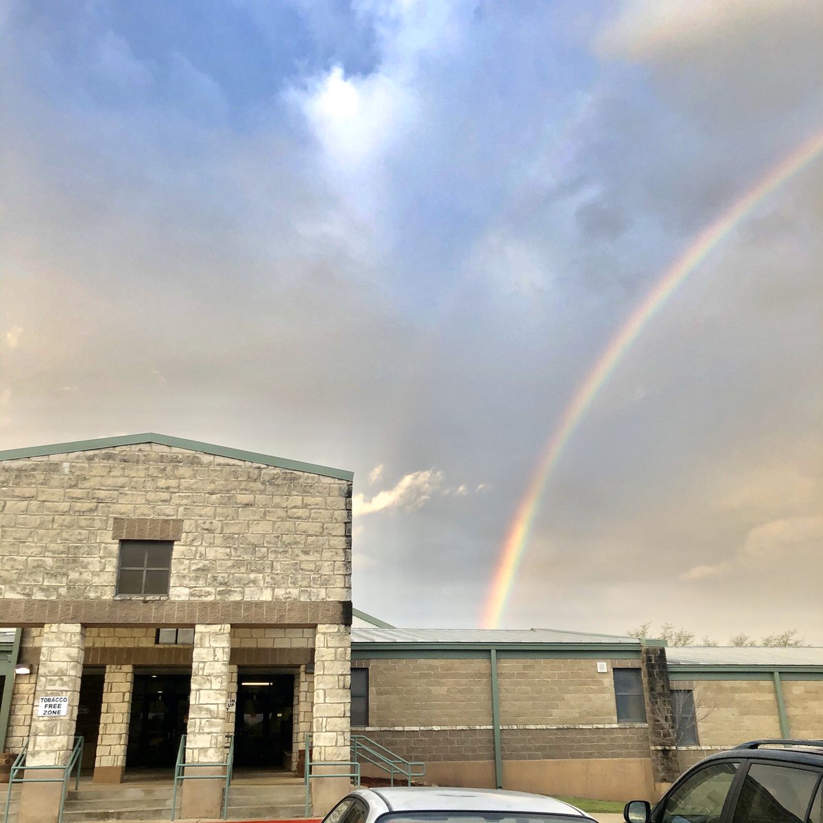 MissFrostBISD's tweet photo. @hcebulldogs is the pot of gold at the end of the rainbow!! @BanderaISD #smalltownpride https://t.co/oAj56pRGZ4